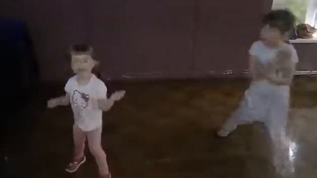 Смешное дети.Танцы вдвоем