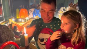 Девочка тушит свечку пальцами ?! а родители смотрят)