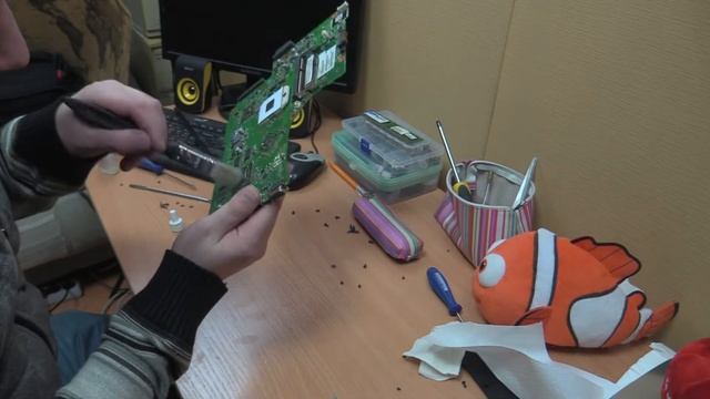 Toshiba SATELLITE L650D-120. Как мы с Муратом учились обслуживать ноутбук. Выпуск 79. смотреть онлайн