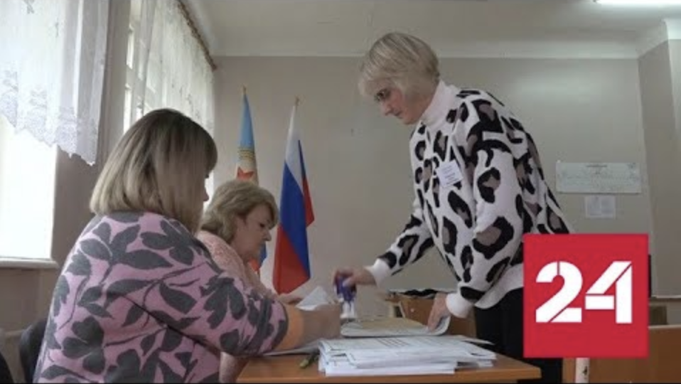 Волонтеры принимают активное участие в организации референдума в ЛНР - Россия 24
