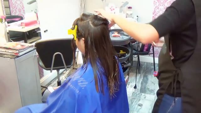 Nice woman getting a new style in long hair, now very layered and with bangs смотреть онлайн