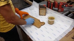 Обработка деревянного разноса карнаубским воском