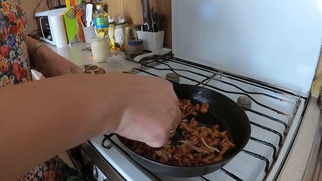 Смажимо - лисички в сметані, а сироїжки у власному соку. смотреть онлайн