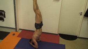 10 выходов в стойку на голове