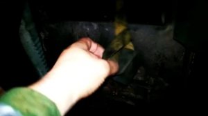 Чистка трубу от сажи на буржуйке в гараже.