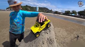 Дети и Машина. Милан и Папа играют в машинки игрушки на горке из песка. Манкиту