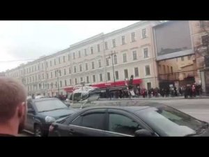 Вертолеты забирают пострадавших с места трагедии в метро Санкт-Петербурга