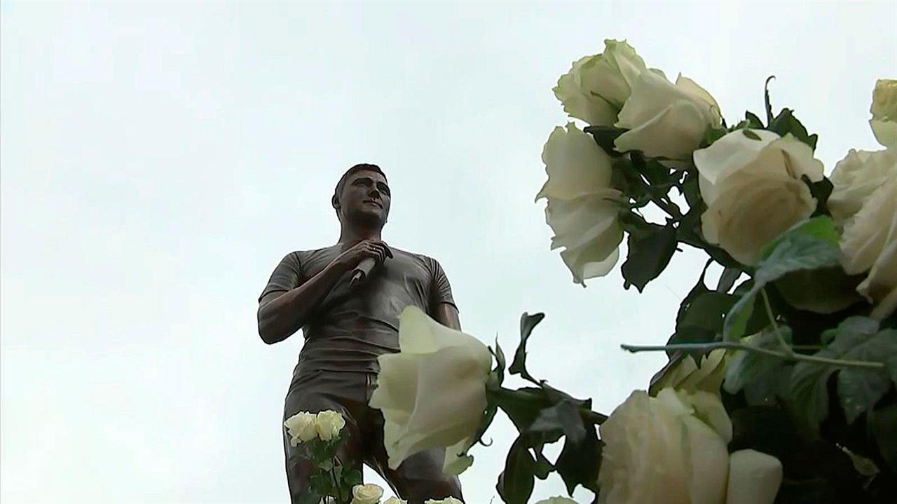 На Троекуровском кладбище в Москве открыли памятник Юрию Шатунову