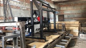 Пресс с пилорамой на прицепе для производства соломенных панелей и матрасов