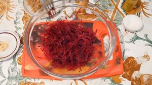 Постный салат из свеклы с грецким орехом и жареным луком. Объедение!