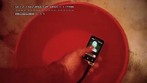 Sony Ericsson Xperia Active под водой