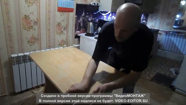 Клеим жидкое стекло.