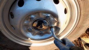 Замена летней резины автомобиля на зимнюю своими руками