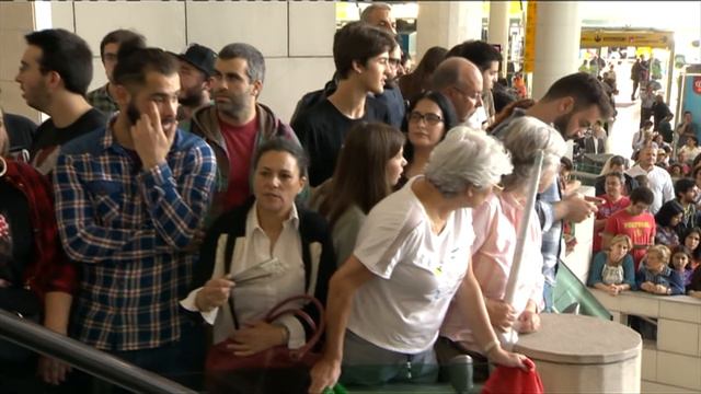 Salvador Sobral gets welcomed home with open arms! смотреть онлайн