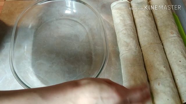 Слоёный пирог из лаваша с куриным филе,луком,сыром и зеленью. смотреть онлайн