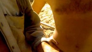 местный житель Таджикистана добывает золото