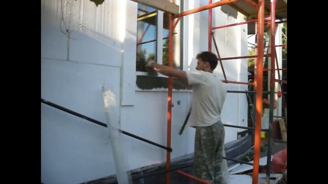 Защита пластиковыми уголками наружних углов пенопласта при утеплении фасада