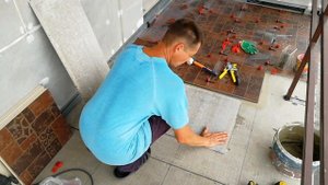 КЕРАМОГРАНИТ ПЛИТКА на деревянный пол на балконе в частном ДОМЕ ДЛЯ СЕБЯ СВОИМИ РУКАМИ