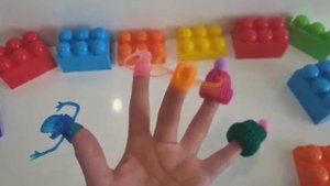 играем с детьми,поем песенку и учим цвета ,цифры. Считаем пальчики
