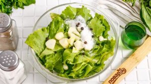 Маринованные листья салата с чесноком и уксусом