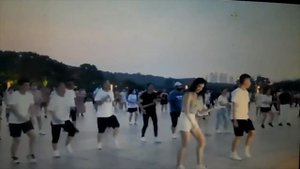 Дети поют, взрослые танцуют.