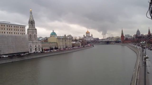 Кремлевская набережная Москвы