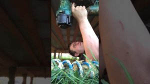 Делаем черновой пол. Пленка изоспан д. Прибиваем доски с низу.