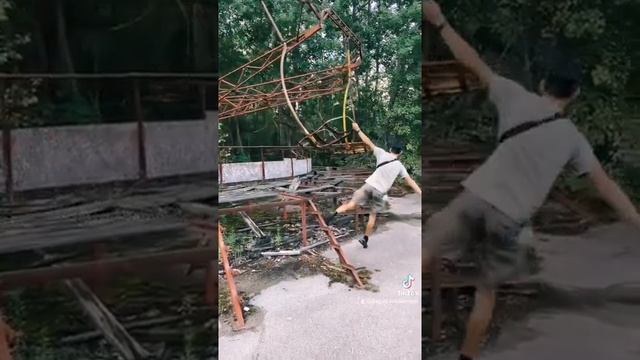 Carousel in the amusement park of Pripyat / Карусель в парке аттракционов Припяти