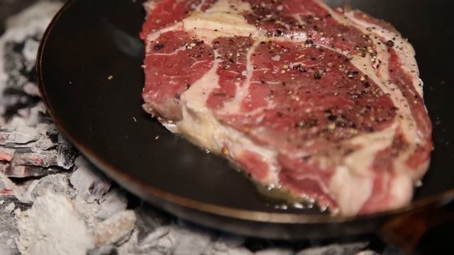 Стейк из говядины с перечным соусом. Тыква и капуста из печи. смотреть онлайн