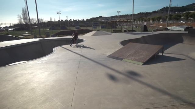 THIS BIKE PARK IS MIND BLOWING - HUGE JUMPS AND NEW TRICKS! смотреть онлайн