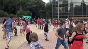 По селу гуляет баянист