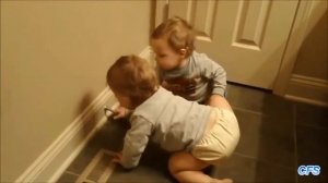 Дверь для детей. Дети играют с дверным стопором.