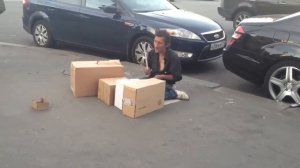 Бомж играет на коробках