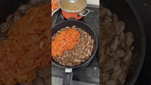 Куриные сердечки с морковью и луком