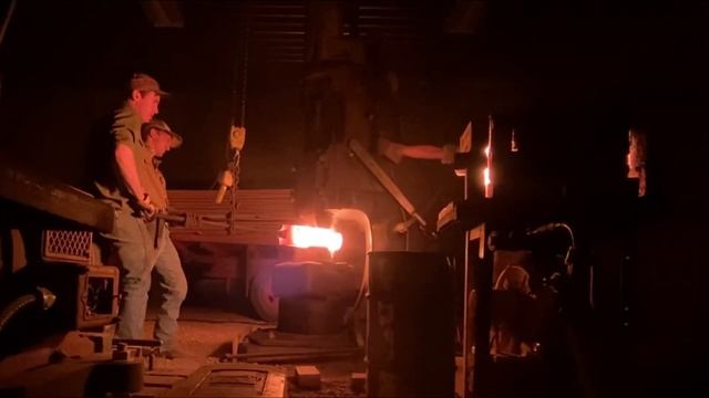 Hillbillies Try Industrial Forging w/ 600lb Steam Hammer and 8” Round Steel смотреть онлайн