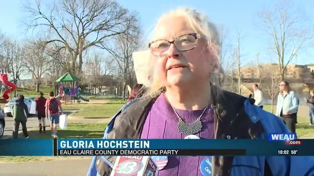 Community members react to the potential overturn of Roe v. Wade смотреть онлайн