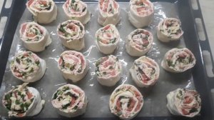 Нежнейшие рулетики из слоеного дрожжевого теста с начинкой для пиццы