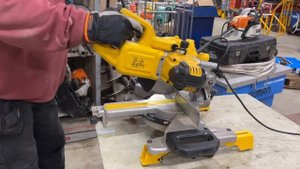 Köp Kap och girsåg DeWalt DWS774-QS på Klaravik