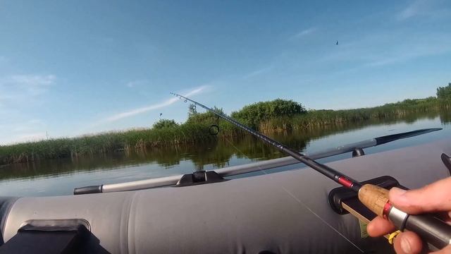 ХОРОШАЯ РЫБАЛКА НА ЩУКУ С ЛОДКИ В ЖАРКИЙ ДЕНЬ ИЮНЯ... смотреть онлайн