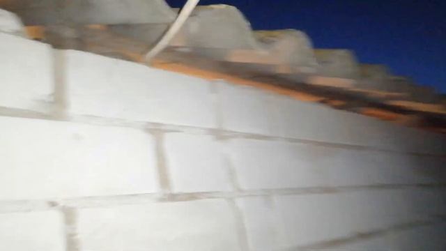 Солнечные панели 2х100Вт установлены на поворотный механизм.