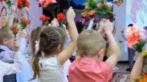 Танец с цветами на 8 марта. Младшая группа.Муз.рук.Е.Рабская.