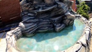 водопад  в  виде скалы,  декоративный  камень,  во  дворе  дома.  работа мастерской  Хворова  Андре