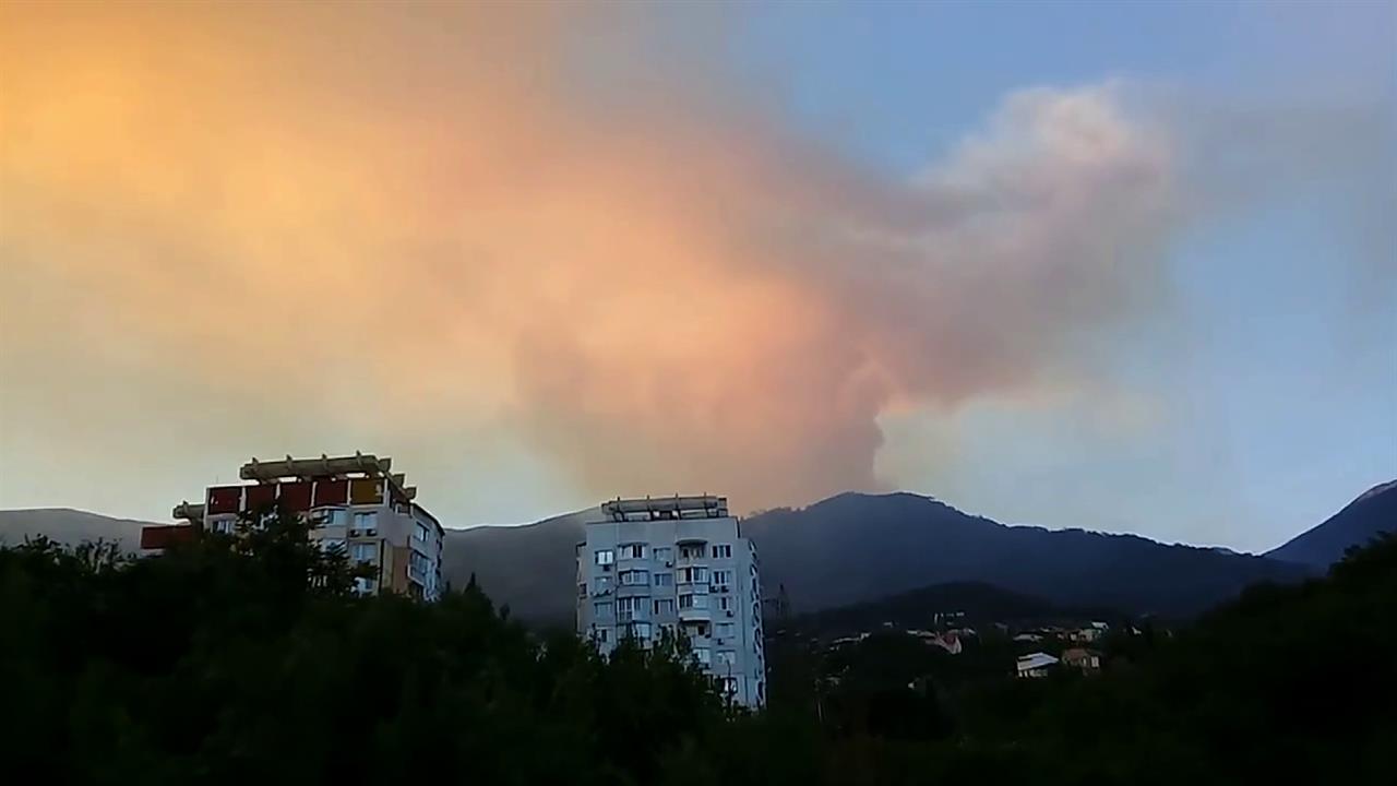 В Крыму продолжают бороться с огнем в заповедной зоне возле Ялты
