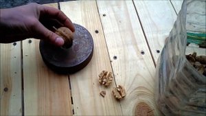 Как быстро и качественно почистить орех