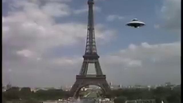 UFO Spotted Near Eiffel Tower! смотреть онлайн