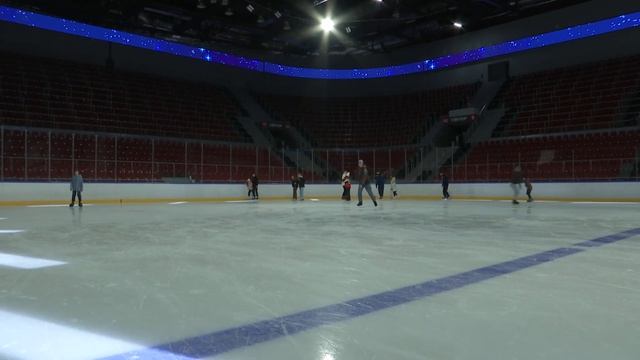 Массовое катание на коньках.