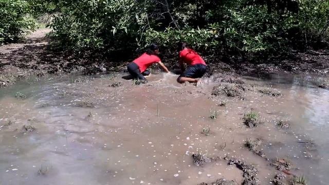 Catch Frog In The Hole & A Lot Catfish For Food Of Survival - Cooking Catfish And Frog For Dinner