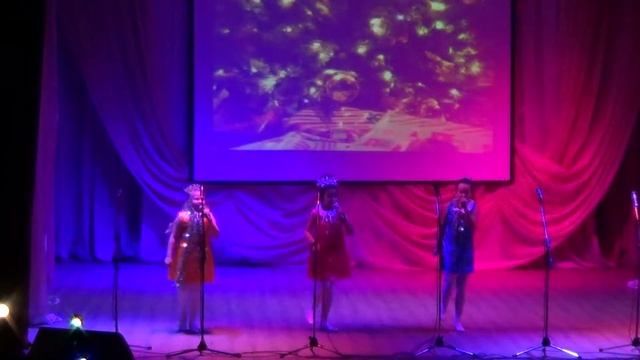 песня"Новый год"исп.трио"Пятнашки" 30.12.2019 смотреть онлайн