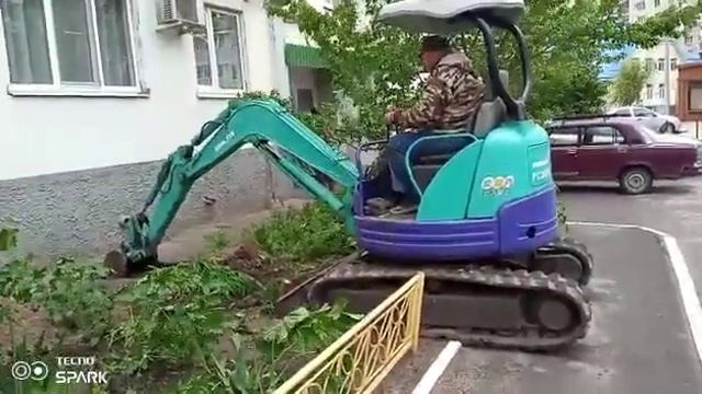 Миниэкскаватор в работе