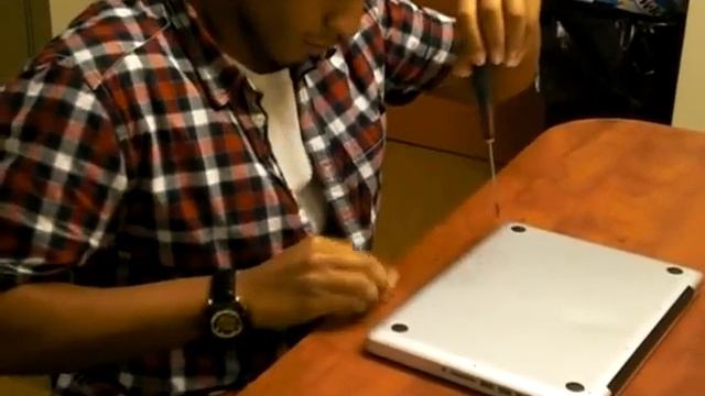 Macbook Pro 2009 RAM UPGRADE- SO EASY смотреть онлайн